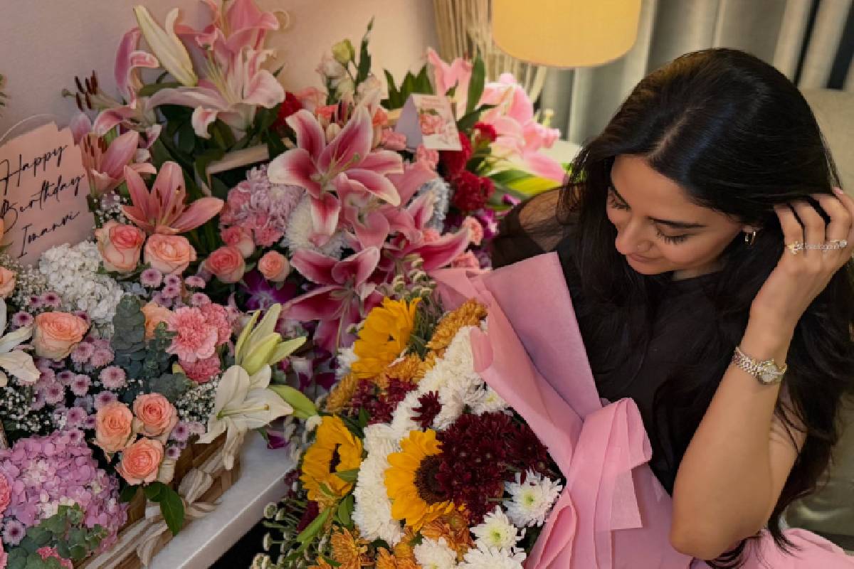 பிரபாஸ் பிரபல நடிகைக்கு கொடுத்த ஸ்பெஷல் கிஃப்ட்! வைரலாகும் புகைப்படங்கள் | Prabhas Treat To Imanvi On Her Birthday Viral