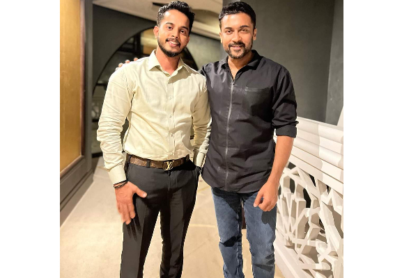 சூர்யாவின் புதிய கெட்டப் துபாய்யில் ரசிகருடன் அவர் எடுத்துக்கொண்ட புகைப்படம்.. | Surya Latest Pic With Fan