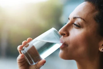 அதிகாலையில் எழுந்ததும் வெறும் வயிற்றில் தண்ணீர் குடிப்பதால் கிடைக்கும் நன்மைகள் என்ன தெரியுமா?