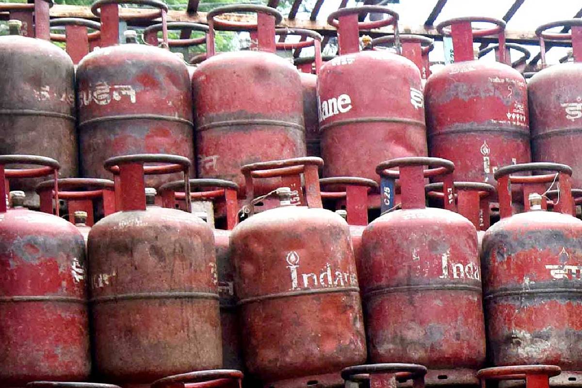 ரயில் கட்டணம் முதல் LPG சிலிண்டர் வரை - ஏப்ரல் 1 ஆம் திகதி முதல் முக்கிய மாற்றங்கள் | Lpg Train Refund Major Changes From April1 ரயில் கட்டணம் முதல் LPG சிலிண்டர் வரை - ஏப்ரல் 1 ஆம் திகதி முதல் முக்கிய மாற்றங்கள் | Lpg Train Refund Major Changes From April1