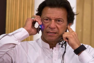 பெண் ஒருவரிடம் தொலைபேசியில் ஆபாச பேச்சு: சர்ச்சையில் சிக்கிய இம்ரான்கான்!