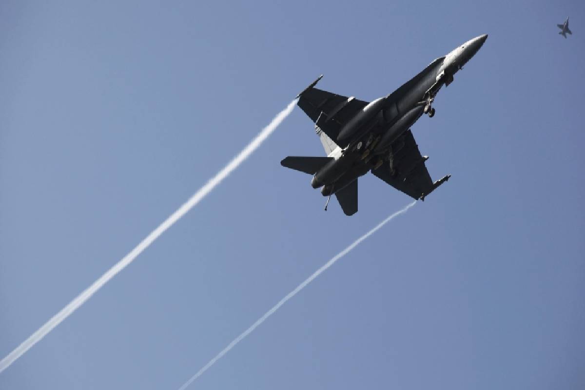 ஈரான் எல்லையில் வீழ்ந்த அமெரிக்காவின் F-15 விமானி மீட்பு ; மற்றொரு விமானியை தேடும் பணிகள் தீவிரம் | Us Pilot Rescued Us Forces Actively Second Pilot