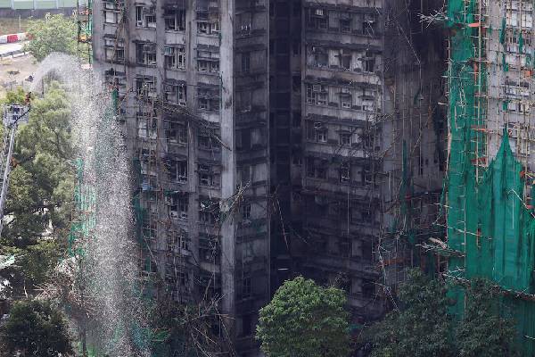 நெருப்பு கோபுரமான குடியிருப்பு வளாகம்... 125 கடந்த இறப்பு இண்ணிக்கை | Hong Kong Fire Toll Rises 94