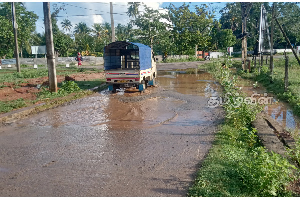தண்ணீரூற்று சைவப் பாடசாலை வீதியில் போக்குவரத்துக்கு இடையூறு (Photos) | Thannirootru Saiva School