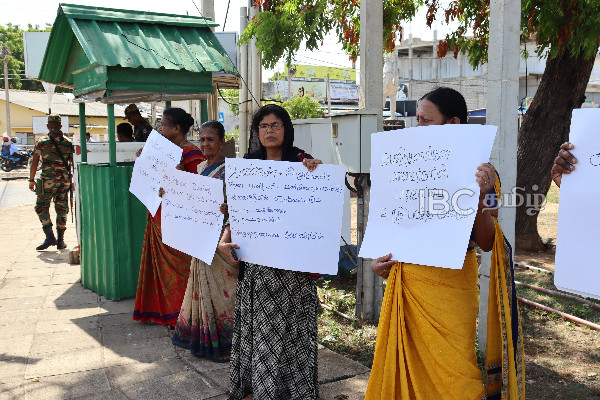 முல்லைத்தீவில் பல மாணவிகளை துஸ்பிரயோகத்திற்குட்படுத்திய ஆசிரியர் - கிளர்ந்தெழுந்த பெண்கள்! | Sri Lanka Mullaitivu Students Abuse Protest School