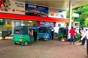 நாடளாவிய ரீதியில் கியூ.ஆர் அட்டைக்கமைய எரிபொருள் விநியோகம் (Photos)