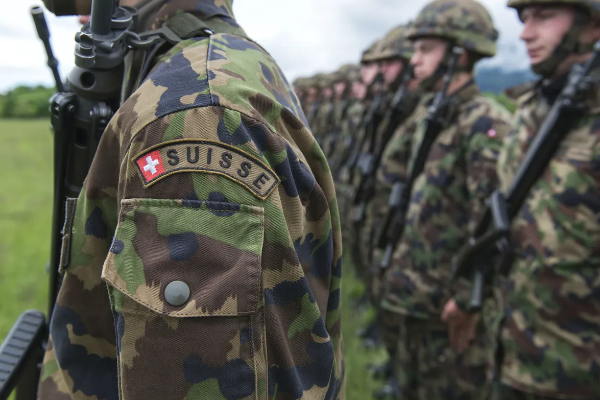 சுவிஸ் ராணுவ வீரர்கள் வெடிமருந்துகளை வீட்டில் சேமித்து வைக்க அனுமதி! நாடாளுமன்றக் குழு ஆதரவு | Swiss Soldiers Should Take Ammo In Their Home சுவிஸ் ராணுவ வீரர்கள் வெடிமருந்துகளை வீட்டில் சேமித்து வைக்க அனுமதி! நாடாளுமன்றக் குழு ஆதரவு | Swiss Soldiers Should Take Ammo In Their Home