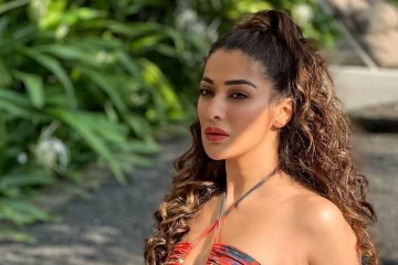 கடலில் மஞ்சள் நிற அரைகுறை ஆடையில் நடிகை ராய் லட்சுமி