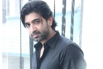 ரோட்டு கடையில் மீன் வறுத்துக்கொடுத்த அம்மாவை கட்டியணைத்த நடிகர் அருண்விஜய் - வைரல் புகைப்படம்!