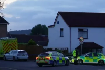 இங்கிலாந்தில் வீடொன்றின்முன் குவிந்த பொலிசார்: பரபரப்பை உருவாக்கிய சம்பவம்