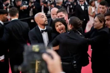 கேன்ஸ் பட விழாவில் அரை  நிர்வாணமாக  போராட்டம் நடத்திய பெண்ணால் பரபரப்பு