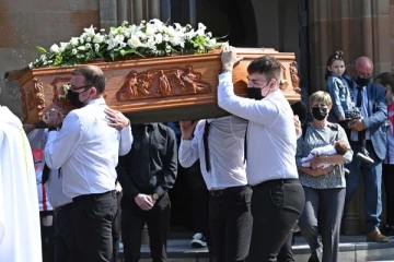 சவப்பெட்டியில் தாய்., இறுதிச்சடங்கில் புதிதாக பிறந்த குழந்தை! நெஞ்சை உலுக்கும் புகைப்படம்