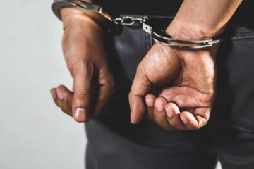 வெளிநாட்டிலிருந்து வந்த இளைஞன் அதிரடி கைது