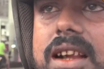 "අනේ මහත්තයෝ මේ මොකද්ද අපිට වෙන්නේ.අපිට කන්න නැතිව හරි ඉන්න පුලුවන් අර පොඩි එවුන් අම්මේ කුක්කු කියන කොට පපුව පිච්චිලා යනවා මහත්තයෝ" - තෙල් පෝලිමක සිටි පියෙකුගේ හදවත් සංවේදි කරමින් හැඬූ කඳුළින් කළ දුක්බර කතාව ! (VIDEO)
