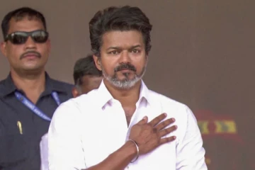 பாதிக்கப்பட்டவர்களிடம் மன்னிப்பு கேட்டு கண்ணீர் விட்ட விஜய் - கொடுத்த வாக்குறுதிகள் என்ன?