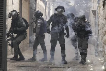 மசூதி வளாகத்தில் நுழைந்த இஸ்ரேல் பொலிஸ்: வெடித்த கலவரம்