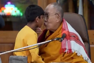 முத்தத்தால் சர்ச்சையில் சிக்கிய தலாய்லாமா; மன்னிப்பு கேட்டார்!