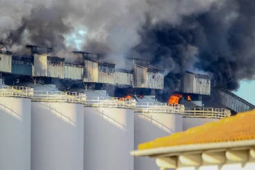 பிரான்ஸ் துறைமுக தானிய கிடங்கில் பாரிய தீ விபத்து: தீயணைப்பு வீரர்கள் குவிப்பு