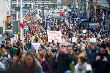 ஜேர்மனியில் ஊரடங்கை எதிர்த்து மக்கள் போராட்டம்: கலவரத்தில் பொலிஸை தாக்கியதால் தடியடி
