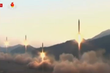 උතුරු කොරියාවෙන් ජපානයට ඉහළින් ප්‍රබල ප්‍රහාරයක්..ජපන් දුම්රියත් නතර වෙයි..(VIDEO)