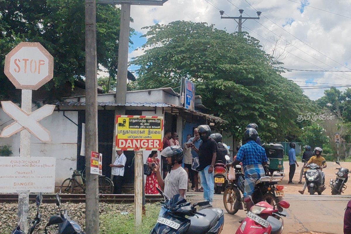தொடருந்துடன் மோதுண்ட முச்சக்கரவண்டி! சம்பவ இடத்திலேயே பலியான | Vavuniya Thandikkulam Accident