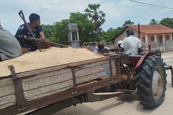 நல்லூர் கந்தன் திருவிழாவிற்கு மணல் கொடுக்க எதிர்ப்பு; மக்கள் - பொலிஸார் முறுகல்! | Opposition To Providing Sand For Nallur Festival