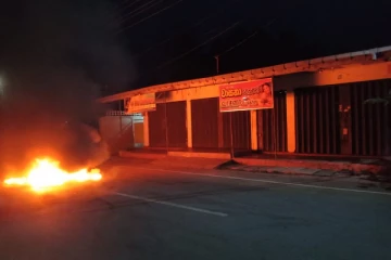 கொந்தளிக்கும் இலங்கை; முன்னாள் எம்பியையும் விட்டுவைக்காத மக்கள்!