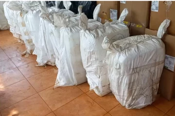 பல இலட்சம் பெறுமதியான களைக்கொல்லி நாசினி திரவ போத்தல்களுடன் ஒருவர் கைது (Photos)