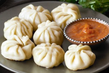 நாவூறும் சுவையில் பன்னீர் மோமோஸ்.., வீட்டிலேயே இட்லி பாத்திரத்தில் செய்யலாம்