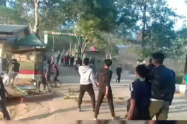 வாக்குச்சாவடியில் துப்பாக்கிச் சூடு : அலறியடித்து ஓடிய பொதுமக்கள் | Nagaland Assembly Elections 2023 Gun Shot வாக்குச்சாவடியில் துப்பாக்கிச் சூடு : அலறியடித்து ஓடிய பொதுமக்கள் | Nagaland Assembly Elections 2023 Gun Shot