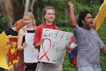 இலங்கையில் கோட்டாபயவுக்கு எதிராக போராட்ட களத்தில் சுற்றுலாப் பயணிகள்!