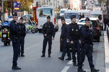 பிரான்ஸில் பொலீசார் மீது வெடிபொருட்களை வீசிய மக்கள்!