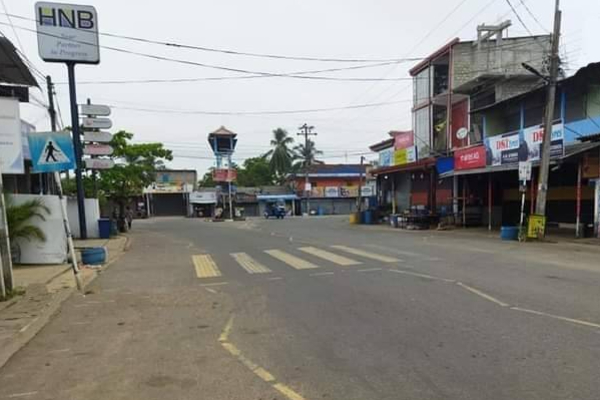 கொரோனா அச்சுறுத்தல்: திருகோணமலையில் அதிரடியாக முடக்கப்பட்ட கடைகள்! | Corona Threat Shops Shut Down In Trincomalee
