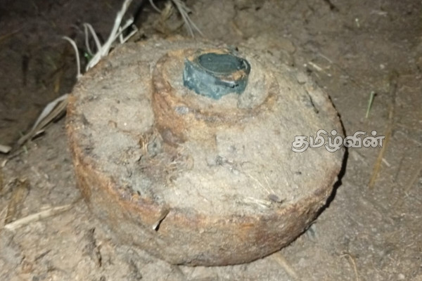 மட்டக்களப்பில் மிதிவெடி மீட்பு | Ied Recovered In Kokkatticholai Area Field