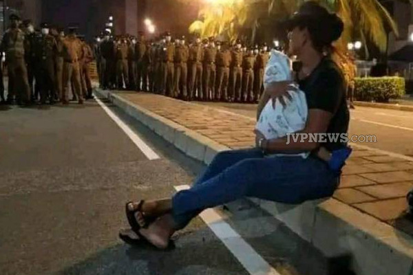 நள்ளிரவே கைக்குழந்தையுடன் போராட்டத்தில் இறங்கிய தாய்! நெகிழ்ச்சி புகைப்படம் | Mother Went Into Protest With Her Baby Midnight