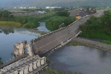 தைவான் நிலநடுக்கம்: 600 மீட்டர் நீளமான பாலம் இடிந்து விழுந்து முற்றாக சேதம்