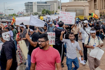 இளைஞர்கள் போராட்டத்தை நிறுத்த கூடாது - சரத் பொன்சேகார கோரிக்கை