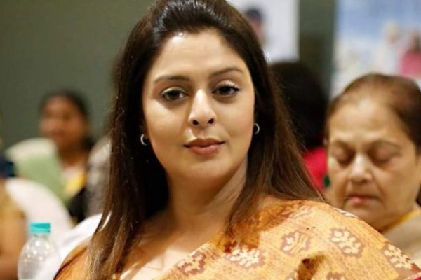 திருமணமானர்களையே குறிவைத்து தூக்கிய நடிகை நக்மா.. இந்த லிஸ்ட்டில் இவர்தான் டாப்.. | Nagma Targeted Married Celebrities