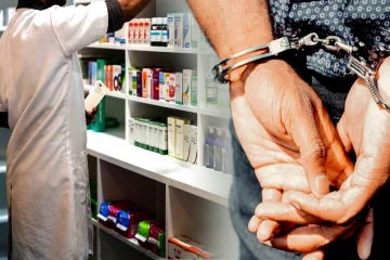 மருந்தக பணியாளர் வீட்டில் 3000 போதை மாத்திரை - சோதனையில் சிக்கிய லட்சக்கணக்கான பணம்