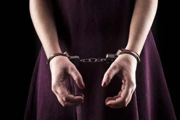 தமிழர் பகுதியில் பெண் செய்த செயல் ; அதிரடி காட்டிய பொலிஸார்