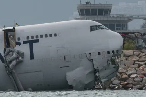 ஹொங்கொங் சர்வதேச விமான நிலையத்தில் விபத்து | Accident At Hong Kong International Airport