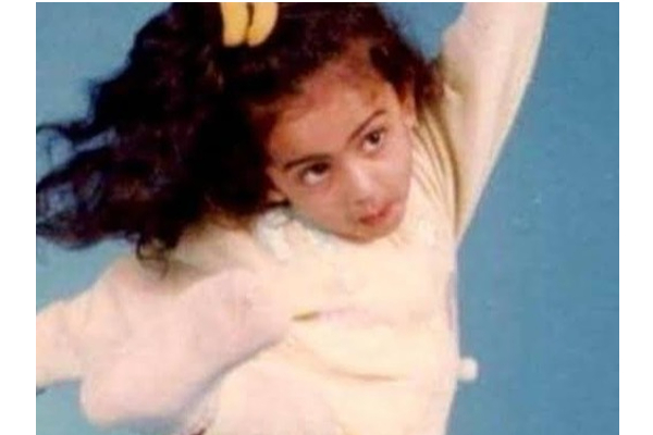 இந்த போட்டோவில் இருக்கும் குழந்தை யார் தெரியுமா? தற்போது முன்னணி ஹீரோயின் தான் | Rakul Preet Singh Childhood Photo