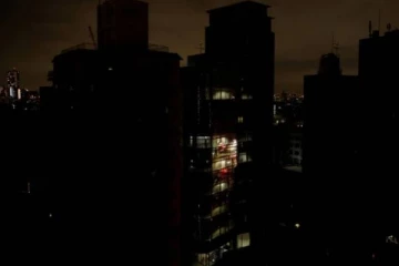 கடுமையான மின்வெட்டு நெருக்கடியால் இருளில் மூழ்கிய பிரபல நாடு!