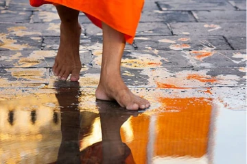 කුඩු රැගෙන වැඩි හිමි නමක් කොටුවෙයි.