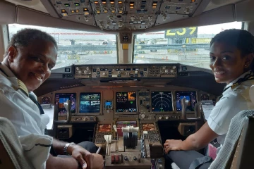 ஏர் கனடா நிறுவனத்தில் போயிங் விமானத்தை இயக்கும் முதல் கருப்பின இளம்பெண்