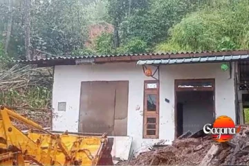 අනේ දෙවියනේ පස් කන්දක් කඩා වැටිලා මාස තුනක බිලිදෙක් ඇතුළු තුන්දෙනෙක් මරු තුරුලට