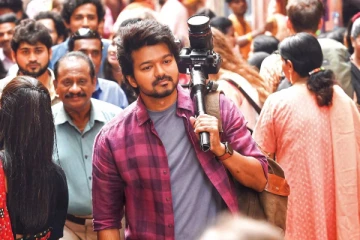 வாரிசு படப்பிடிப்பு தளத்தில் சூழ்ந்த ரசிகர்கள் கூட்டம் ! அவர்களை கடந்தும் நடிகர் விஜய் செய்த விஷயம்