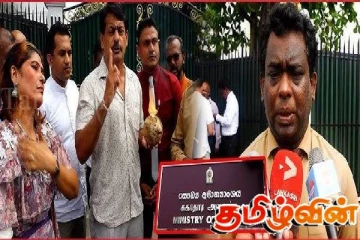 கொழும்பில் தேங்காய் உடைத்து போராட்டத்தில் ஈடுபட்ட குழுவினர்!