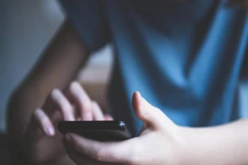 குழந்தை நடிகையின் தவறான வீடியோவை இணையத்தில் பரப்பிய 15 வயது சிறுவனுக்கு நேர்ந்த கதி!