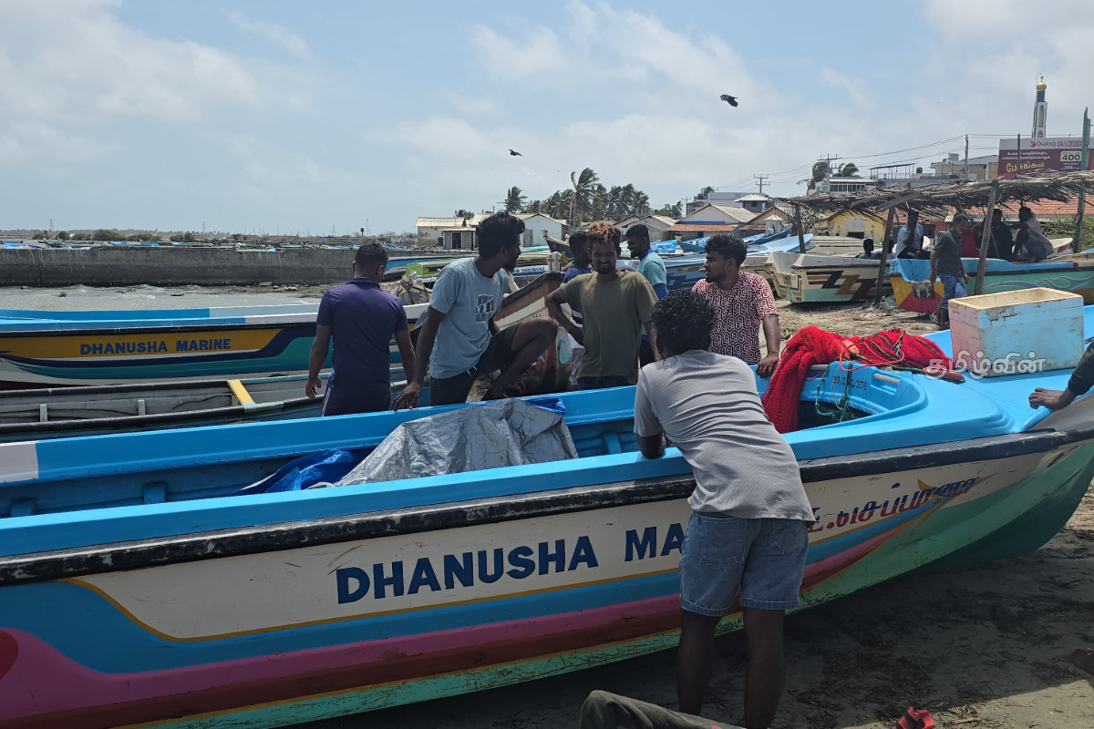 500 கிலோகிராம் மீனுடன் 3 கடற்றொழிலாளர்கள் கைது..! சோதனை சாவடியில் சிக்கிய வெடிப்பொருள் | 3 Fishermen Arrested With 500 Kilograms Of Fish 500 கிலோகிராம் மீனுடன் 3 கடற்றொழிலாளர்கள் கைது..! சோதனை சாவடியில் சிக்கிய வெடிப்பொருள் | 3 Fishermen Arrested With 500 Kilograms Of Fish